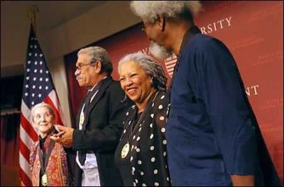 Wole Soyinka mit Kollegen